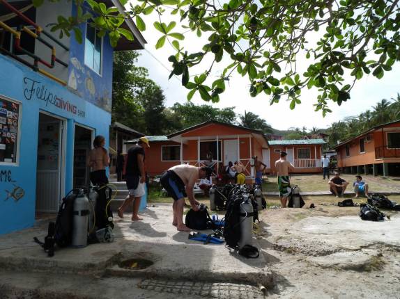 Preparando-se para mergulhar em Providencia, ilha colombiana no mar do Caribe